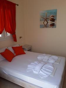 1 dormitorio con 1 cama con toallas en Eleni's Rooms en Antiparos Town