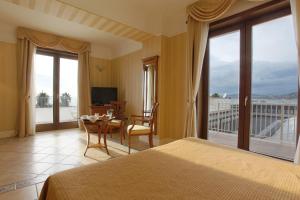 TV a/nebo společenská místnost v ubytování Dioscuri Bay Palace