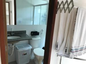 Un baño con inodoro, lavabo y espejo. en Lençóis Ville Residence - CHALE 22, en Barreirinhas 28 fotos más