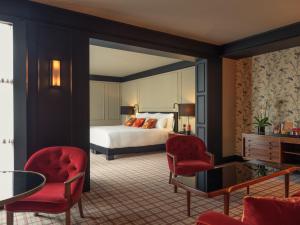 巴塞罗那Wittmore Hotel - Adults Only, Small Luxury Hotels的酒店客房,配有床铺和红色椅子