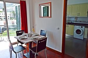 Kuchyň nebo kuchyňský kout v ubytování Apartment in Câmara de Lobos