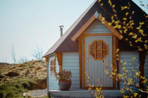 um pequeno barracão com uma porta e uma janela em Skye Eco Bells em Dunvegan