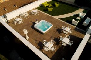 Bazén v ubytování Corte Ongaro Hotel nebo v jeho okolí