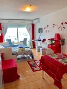 a living room with a bed and a room with a table at Mandelieu centre -Les Hauts de Lérins in Mandelieu-la-Napoule