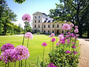 Vonkajšia záhrada v ubytovaní Chateau Mcely