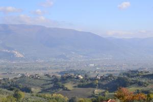 vistas a un valle con montañas en el fondo en B&B FEDERICO II, en Montefalco