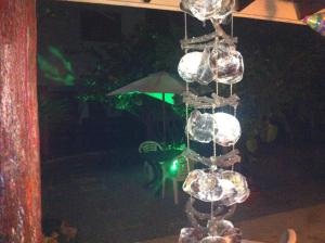 Un mucchio di palle di vetro appese a un palo. di Hostal Casaluna San Andres a San Andrés