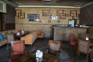 Area lounge atau bar di Rozana Hotel