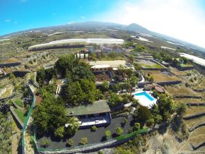een luchtzicht op een herenhuis met een resort bij Finca SanJuan (Batista) für Gruppen in Guía de Isora