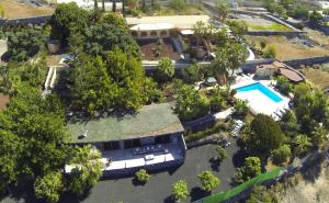 een luchtzicht op een huis met een zwembad bij Finca SanJuan (Batista) für Gruppen in Guía de Isora