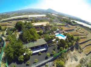 an aerial view of a house with a yard at Finca SanJuan (Batista) für Gruppen in Guía de Isora