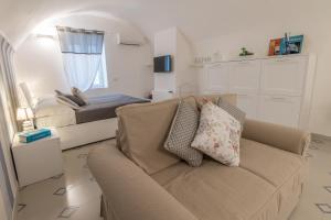 salon z kanapą i łóżkiem w obiekcie To Be Capri w mieście Capri