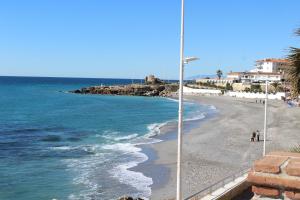 Blick auf den Strand mit Straßenbeleuchtung in der Unterkunft Nice apartment in Fuentes de Nerja in Nerja