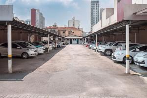a row of cars parked in a parking lot at Lizon Curitiba Hotel in Curitiba