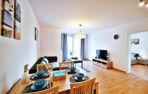 Televízia a/alebo spoločenská miestnosť v ubytovaní Apartament Lazur Polanki Park