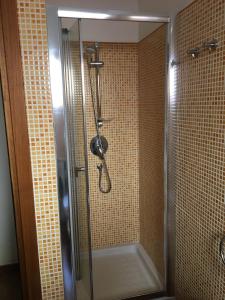y baño con ducha y puerta de cristal. en Residenza Rosmarini, en Palau