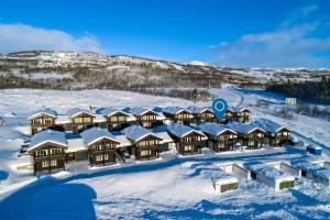 una vista aérea de un complejo en la nieve en Tinden Grendehytte, en Beitostølen