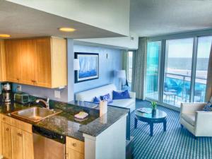 una cucina e un soggiorno con vista sull'oceano di Amazing Views from this 2nd Floor King Suite a Myrtle Beach