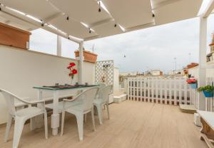 Rõdu või terrass majutusasutuses SANT'ANDREA APARTMENT