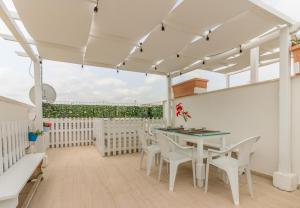 - un patio blanc avec une table et des chaises dans l'établissement SANT'ANDREA APARTMENT, à Molfetta