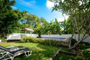 einen Garten mit Liegestühlen und einem Pavillon in der Unterkunft Pavana Resort in Embilipitiya