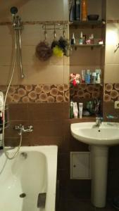 基輔的住宿－Homestay on Kazymyra Malevycha，一间带水槽、浴缸和卫生间的浴室
