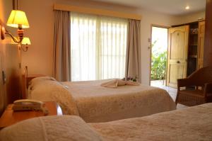 Rúm í herbergi á Hotel Manutara