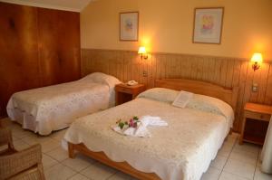 Rúm í herbergi á Hotel Manutara