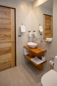 un baño con lavabo e inodoro en Maki Hotel, en Pucón