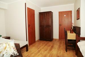 Postel nebo postele na pokoji v ubytování 4 STRONY ŚWIATA Pokoje i Apartamenty