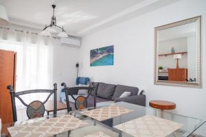 - un salon avec un canapé et une table en verre dans l'établissement Apartment SolMar, à Torrevieja