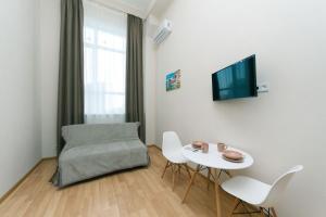 A television and/or entertainment centre at FlatRent SmartHouse