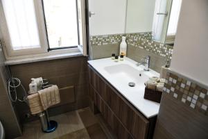 bagno con lavandino e specchio di Scudieri House a Pozzuoli