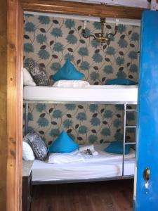 Litera con almohadas azules en la pared en Alfama Patio Apartments, en Lisboa