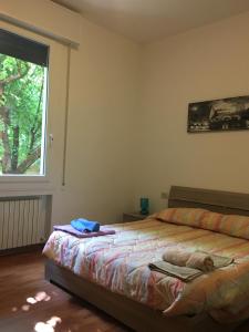 una camera con letto e finestra di Corner Apartment a Bologna