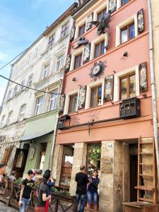 un groupe de personnes debout à l'extérieur d'un bâtiment dans l'établissement Apartments near Rynok Square on Serbska Street, à Lviv