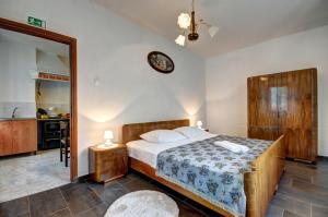 En eller flere senge i et værelse på Villa Angelina + 24 billeder