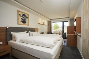 Un pat sau paturi într-o cameră la Hotel Rosenstock - Erwachsenenhotel - Adults only 15 plus