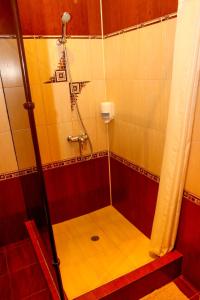 a small bathroom with a wooden floor at Hotel Complex La Mezon in Samara