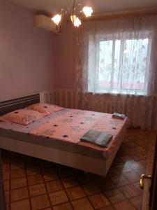 チョロノモスクにあるlarge apartment near seaの窓とベッドバイザー付きのベッドルームのベッド1台
