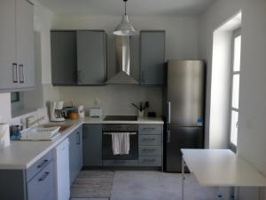 Kuchyňa alebo kuchynka v ubytovaní LA MAISON D'HELENE