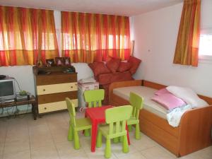 Schlafzimmer mit einem Bett, einem Tisch und Stühlen in der Unterkunft Aliki House in Porto Rafti
