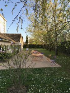 eine Terrasse mit einem Tisch und Stühlen im Hof in der Unterkunft Hôtel Ibis Budget Nantes Ouest Atlantis Couëron in Couëron