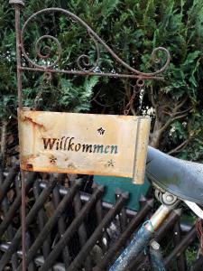 a sign that says willomonenum is attached to a fence at Pension Zum weißen Hirsch in Reitwein