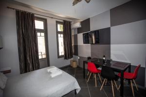 TV a/nebo společenská místnost v ubytování Trendy Living in Monastiraki