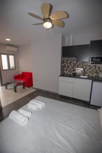 Postel nebo postele na pokoji v ubytování Trendy Living in Monastiraki