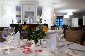 Un restaurante o sitio para comer en Les Loges du Jardin d'Aymeric