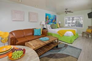 منتجع اوشن بالمز بيتش في كارلسباد: غرفة معيشة مع سرير وأريكة