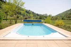 a swimming pool in the middle of a yard at 3A Guest House in Sicasău