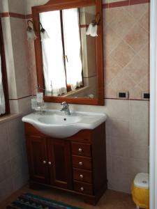 y baño con lavabo y espejo. en B&B Il Girasole, en Montepulciano